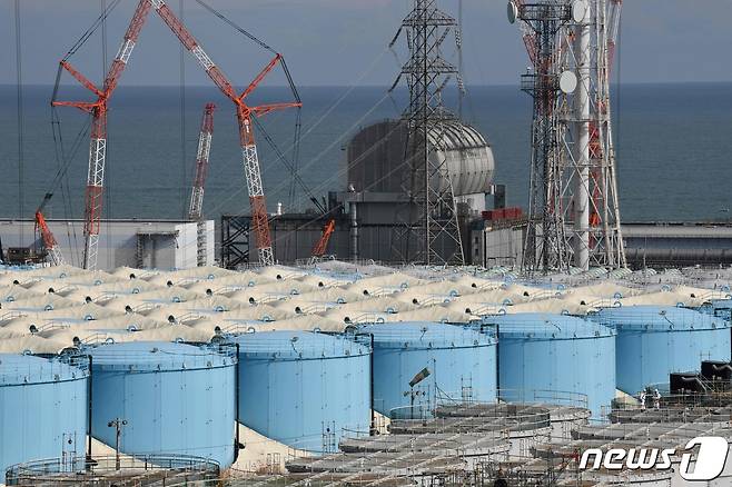 일본 후쿠시마 제1원자력발전소 부지 내에 설치돼 있는 방사성 오염수 저장탱크 <자료사진> © AFP=뉴스1