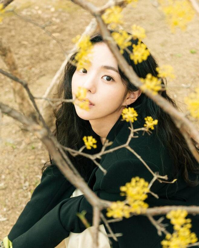 Actor Chae Soo-bin boasted a refreshing beauty.On April 9, Chae Soo Bin posted several photos on his instagram.In the open photo, Chae Soo Bin is sitting under a yellow flower tree and boasts a pure atmosphere.Chae Soo-bins natural charm and elegant figure catch his eye.The netizens who watched the photos responded It is so beautiful, The goddess of spring and Lovely.In 2017, she won the MBC Acting Grand Prize for Best Actress in the Wolhwa Drama category. In 2018, she received the Best Actress Award in the Wolhwa drama category for SBS Acting.Last year, Chae Soo-bin performed in TVN half of the class.