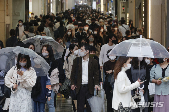[오사카=AP/뉴시스]지난 5일 일본 오사카에서 코로나19 확산을 막기 위해 마스크를 쓴 사람들이 길을 걸어가고 있다. 2021.04.05.
