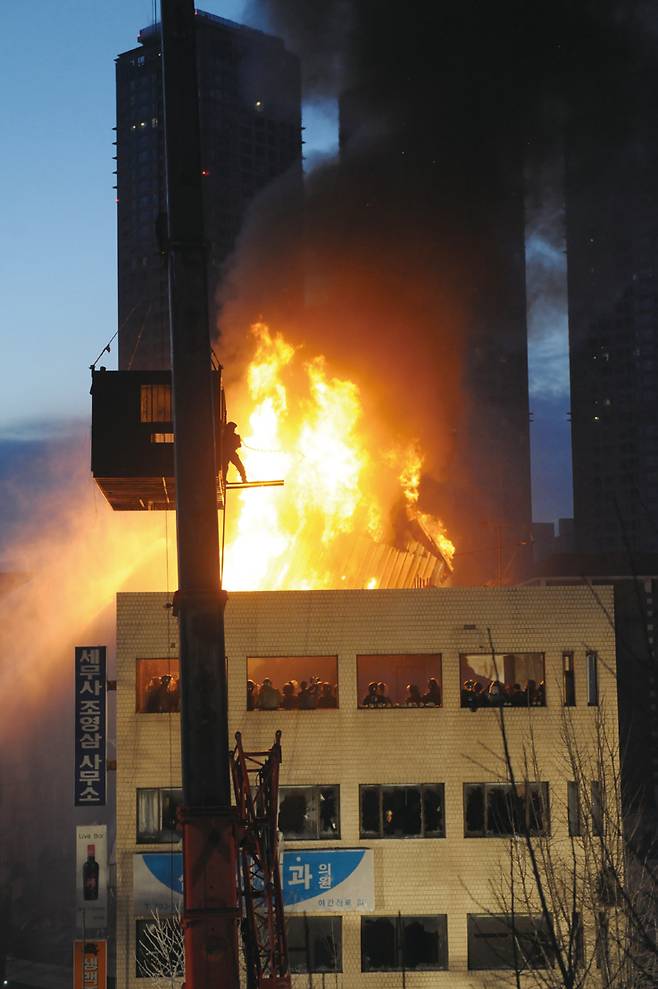 용산 참사가 벌어진 2009년 1월20일 새벽 시위대가 옥상에 설치한 망루가 불타고 있다.ⓒ뉴시스