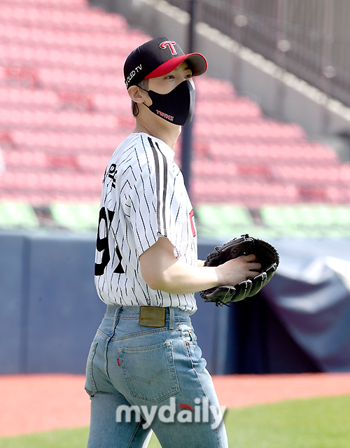 Astro Cha Eun-woo is climbing to the mound for the first pitch in the 2021 Shinhan Bank SOL KBO League, LG Twins and SSG Landers at Seoul Jamsil Baseball Stadium on the afternoon of the 10th.