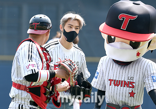 Astro Cha Eun-woo is greeting Yoo Kang-nam catcher after a verse in the match of 2021 Shinhan Bank SOL KBO League, LG Twins and SSG Landers held at Seoul Jamsil Baseball Stadium on the afternoon of the 10th.