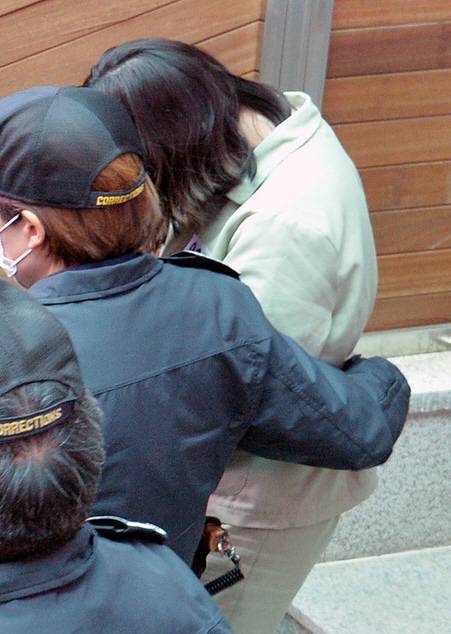 구미에서 3세 여아를 방치해 숨지게 한 혐의로 재판에 넘겨진 김모(22)씨가 9일 오후 대구지법 김천지원에서 열린 공판을 마친 후 호송차로 향하고 있다. 뉴시스