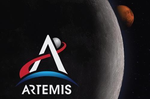달과 화성을 배경으로 한 아르테미스 프로그램 로고 [NASA 제공/ 재판매 및 DB 금지]