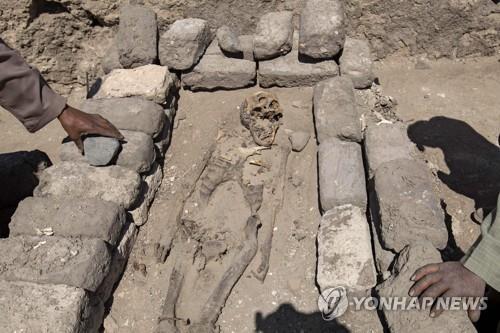 이집트 룩소르 도시 유적지에서 발굴된 사람의 유골 [AFP=연합뉴스]