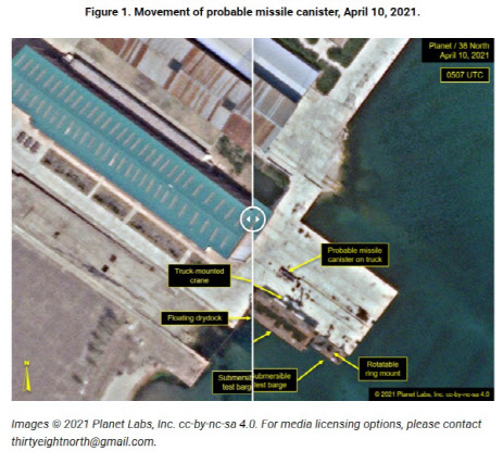 북한 신포조선소에서 포착된 잠수함탄도미사일(SLBM) 시험용 선박의 미사일 발사관 개보수 정황(사진=38노스 캡처 이미지/뉴시스).