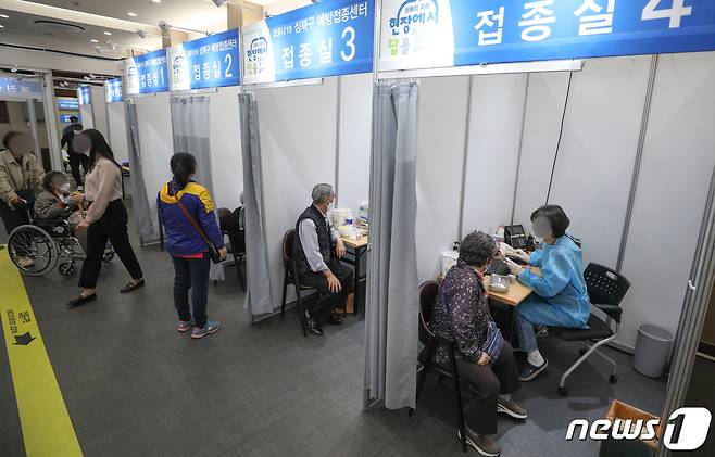 서울 성북구청 코로나19 예방접종센터를 찾은 어르신들이 백신 예방접종을 하는 모습./뉴스1 © News1 성동훈 기자