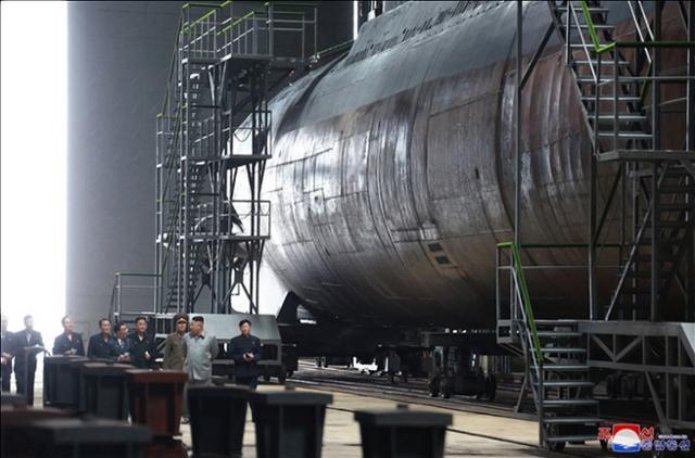2019년 7월 북한 조선중앙TV가 김정은 국무위원장이 새로 건조한 잠수함을 시찰했다고 보도했다. 조선중앙통신. 연합뉴스