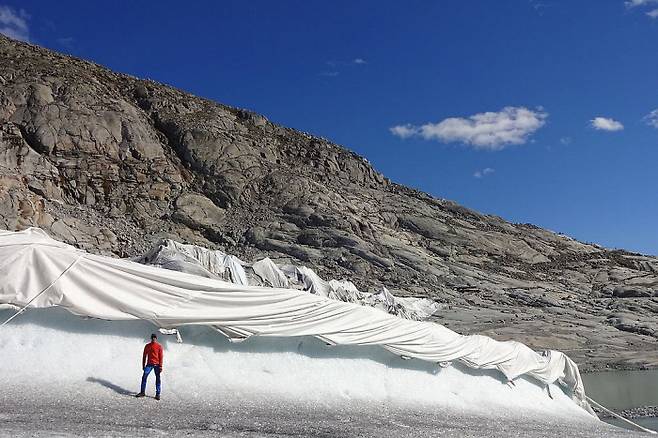 스위스의 ‘론 빙하’ 모습. 흰색 방수포가 태양의 열과 빛을 막기 위해 빙하 위에 덮여 있다.  스위스 연방 산림·눈·환경 연구소(WSL) 제공