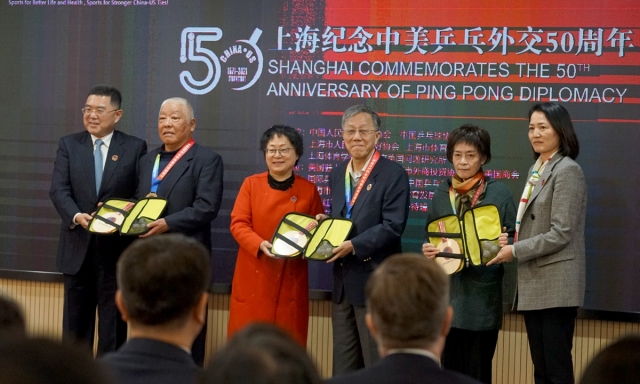 중국 상하이에서 10일 열린 '핑퐁외교' 50주년 행사에서 참석자들이 탁구 라켓과 공을 들고 기념사진을 찍고 있다. 중국 글로벌타임스 홈페이지