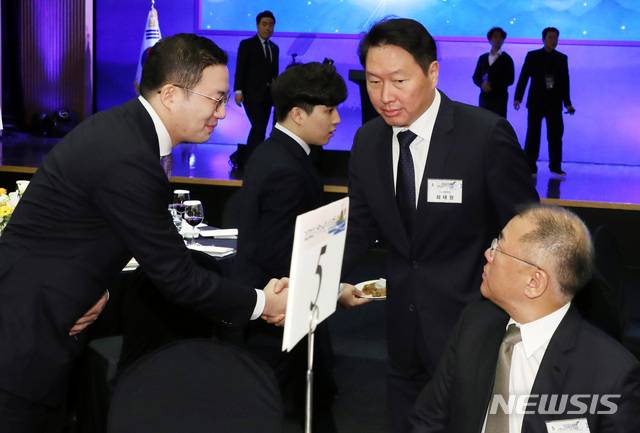 최태원 SK그룹 회장(가운데)과 구광모 LG그룹 회장(왼쪽)이 2020년 1월2일 서울시 중구 대한상공회의소 국제회의장에서 문재인 대통령의 초청으로 열린 신년 합동 인사회에서 인사를 나누고 있다. 오른쪽은 정의선 현대차그룹 수석부회장. /사진=뉴시스