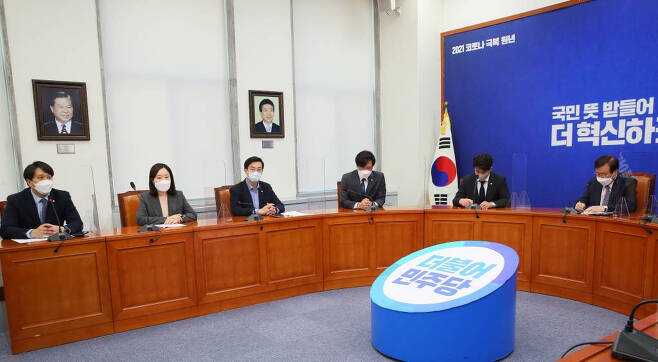 도종환 더불어민주당 비상대책위원장(오른쪽)이 이달 9일 서울 여의도 국회에서 열린 2030 의원들과의 간담회에서 2030 의원들의 발언을 듣고 있다./ 사진제공=뉴시스