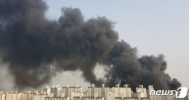 (서울=뉴스1) = 10일 오후 4시 30분쯤 경기 남양주시 다산동의 한 주상복합건물에서 불이 나 검은 연기가 피어오르고 있다. (독자 제공) 2021.4.10/뉴스1