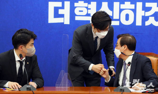 더불어민주당 도종환 비상대책위원장(오른쪽 부터)이 9일 서울 여의도 국회에서 열린 2030 의원들과의 간담회에서 장철민, 오영환 의원과 대화하고 있다. 황진환 기자