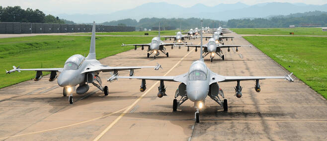 공군 TA-50 편대가 활주로에서 이륙을 준비하고 있다. 세계일보 자료사진