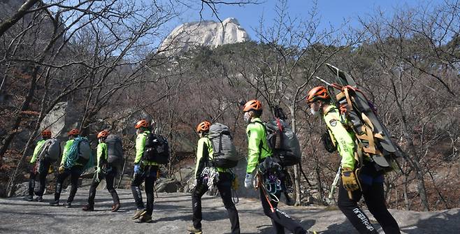 북한산국립공원특수산악구조대원들이 구조지점으로 이동하고 있다.