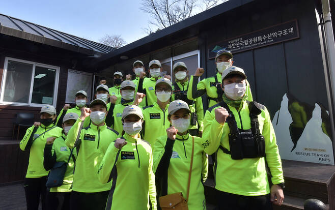 북한산국립공원특수산악구조대 대원들이 파이팅을 외치고 있다. 2019년 5월 창설된 구조대는 전문산악인과 응급의료 전문가들로 이뤄졌다.