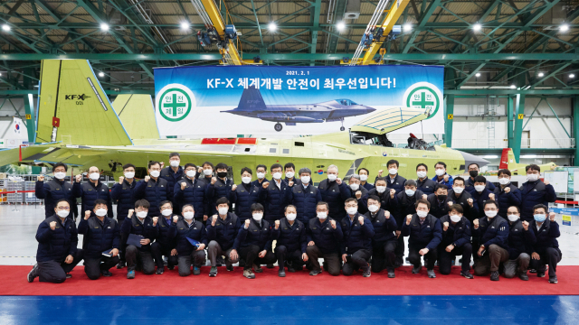 KF-21 보라매(KF-X) 개발진을 비롯한 한국항공우주산업(KAI) 임직원들이 지난 2월 1일 경남 사천 생산공장에서 보라매 시제기 1호 개발 과정에서 무사고 달성을 바라는 안전기원제를 열고 있다. /사진제공=KAI