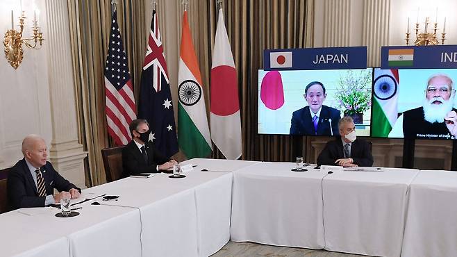 조 바이든(왼쪽) 미국 대통령이 지난달 12일 백악관에서 화상으로 '쿼드' 정상회의에 참여하고 있다. 일본, 인도, 호주 총리가 화상으로 연결됐다.