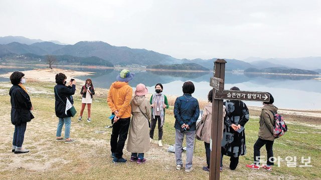 대전시와 대전마케팅공사는 대청호 오백리길을 예술가 등과 함께 걷는 대청호 예술가와의 산책 프로그램을 6월 말까지 운영한다. 이기진 기자 doyoce@donga.com