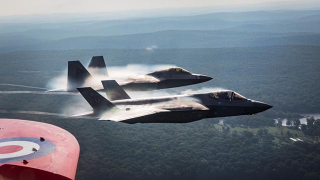 2019년 8월 22일 영국 공군 곡예비행팀 '레드 애로'와 미공군 F-35, F-22 전투기가 뉴욕 상공을 비행하는 모습. 로이터 연합뉴스