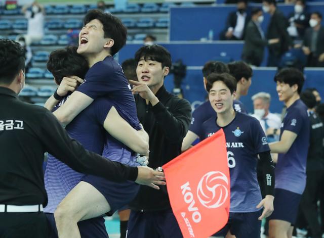 대한항공 선수들이 12일 인천 계양체육관에서 열린 남자프로배구 챔피언결정전 2차전 우리카드에 승리를 거둔 뒤 기뻐하고 있다. 연합뉴스