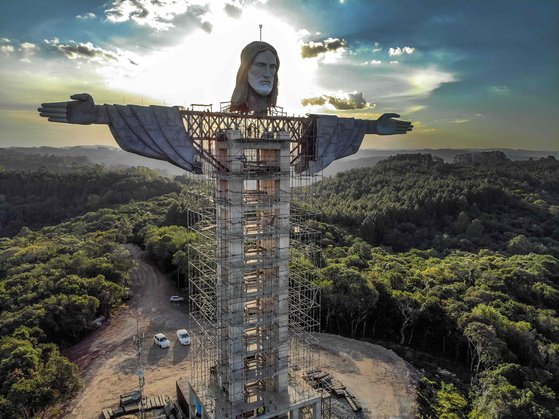 브라질 리우데자네이루에 있는 예수상보다 더 큰 엔칸타도 예수상이 지난 9일(현지시간) 윤곽을 드러냈다. AFP=연합뉴스