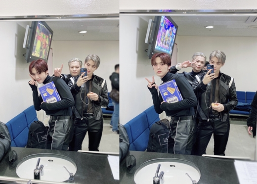 Group Astro members Moon Bin, Cha Eun-woo and Yoon San-ha released a warm mirror shot.On the 12th, Astro Official Twitter Inc. said, How are you doing on Monday? You missed us because youre not in the room today?, And photos of Moon Bin, Cha Eun-woo and Yoon San-ha were posted.The members in the public photos are wearing black costumes and showing charismatic visuals, while hugging a box of snacks and drawing a V.The netizen who saw this responded, Of course I wanted to see it, I was more powerful to upload the picture and If the box of cookies is me.