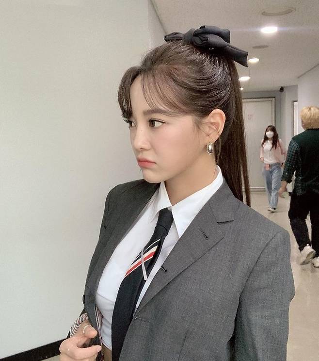 Singer and Actor Kim Se-jeong boasted a veil-like jaw lineKim Se-jeong posted four photos on his instagram on April 12 with the phrase popular song.Kim Se-jeong in the photo shows off her side in a ponytail, which thrilled fans with her big eyes and small face.In particular, Kim Se-jeong emanated a girl crush with a suit and a big ribbon.The netizens who watched this responded such as The cleaning is beautiful today, I am so dry and sad and I saw a wonderful stage well.Kim Se-jeong appeared on Mnet Produce 101 and made his debut as a project group Io Ai in the final ranking.After his re-debut as Gugudan, he joined Singer and Actor activities; after the Gugudan disbandment, he made a comeback as a solo singer.Kim Se-jeong released Warning (Feat. lIlBOI) on the 29th of last month.Kim Se-jeong has gained much popularity in the OCN Drama Wonderful Rumors, which ended in January.