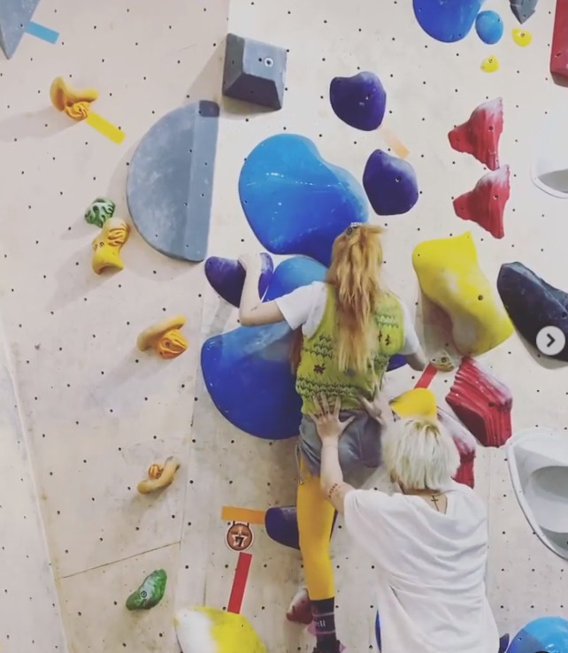 Singers Hyuna and DAWN enjoyed couple Climbing shrew.On April 12, Hyuna posted a video on his Instagram with an article entitled Portrait Do It Alone.In the video, Hyuna is challenging the indoor Climbing shrew; DAWN is helping hard, pushing Hyunas back.When DAWN pulls away and disappears, Hyuna soon falls into the mat and laughs.The expression of Hyuna, who smiles like a loose smile, boasts a cute charm that contradicts the charisma on stage.Especially, Hyuna is attracted to the T-shirt with best, hot pants and yellow leggings with impressive athletic fashion.Meanwhile, Hyona and DAWN are the representative lovers of the music industry who have been dating for six years.Hyona and DAWN co-starred on SBS Ugly Our Little in March and showed off their affection for each other.