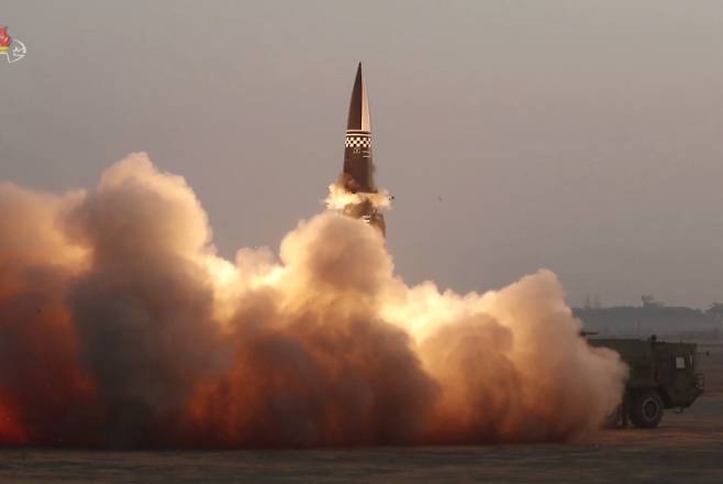 북한이 지난달 25일 새로 개발한 신형전술유도탄 시험발사를 진행했다며 탄도미사일 발사를 공식 확인했다. 연합뉴스