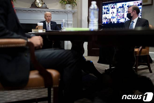 조 바이든 미국 대통령이 12일(현지시간) 워싱턴 백악관에서 반도체 부족 사태를 논의하는 화상회의에 참석해 발언을 하고 있다. © AFP=뉴스1