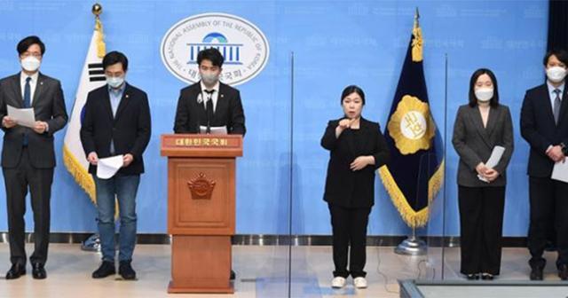 오영환 의원을 비롯한 더불어민주당 2030 의원들이 9일 오전 서울 여의도 국회 소통관에서 4·7 재·보선 참패와 관련한 2030 의원 입장문 발표를 하고 있다. 뉴스1