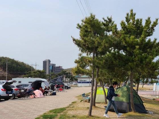 지난 11일 오후 강원 양양군 설악해변에서 캠핑족들이 텐트를 치고 음식을 먹고 있다. 박진호 기자.