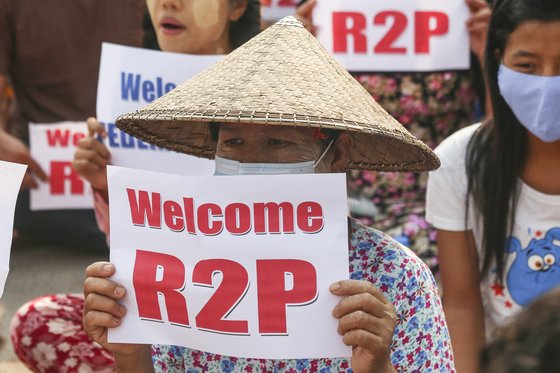 미얀마 제2도시 만달레이에서 시위대가 UN을 향해 R2P 원칙을 적용해 미얀마 사태에 개입해 달라는 내용의 피켓을 들고 있다.[EPA=연합뉴스]