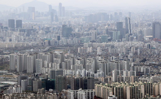 Apartment complexes in Seoul are seen from the fortress Namhansanseong. (Yonhap)