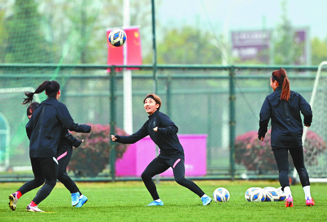 여민지(가운데)를 비롯한 축구 여자 국가대표팀 선수들이 12일 중국 쑤저우의 타이후 트레이닝센터에서 훈련하고 있다. 대한축구협회 제공