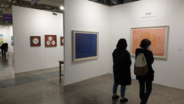 관람객들이 공화랑 부스에서 김병종 화백의 작품들을 살펴보고 있다.