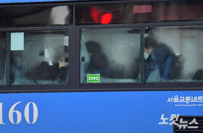 서울 광화문사거리를 지나는 버스 창문에 김이 서려 있다. 박종민 기자