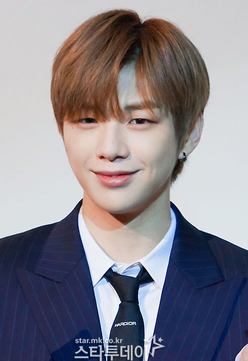 Singer Kang Daniel has a photo time on the showcase to commemorate the release of his new album YELLOW, which was broadcast live on Online on the afternoon of the 13th.