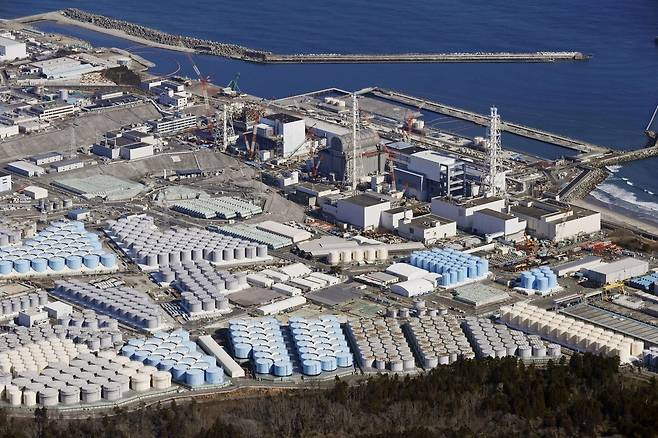 일본 정부, 후쿠시마 원전 오염수 '해양 방류' 결정 (도쿄=연합뉴스) 일본 정부는 후쿠시마(福島) 제1원전사고로 발생한 다량의 방사성 물질 오염수를 바다에 배출하기로 했다.      일본은 자국의 안전 기준을 강화해 적용하기로 했으나 사고 원전에서 나온 125만t(톤)이 넘는 막대한 양의 오염수를 바다에 버리는 구상은 많은 논란과 우려를 낳고 있다.      사진은 오염수 탱크가 설치된 후쿠시마 제1원전 전경. 2021.4.13 [교도=연합뉴스 자료사진] photo@yna.co.kr