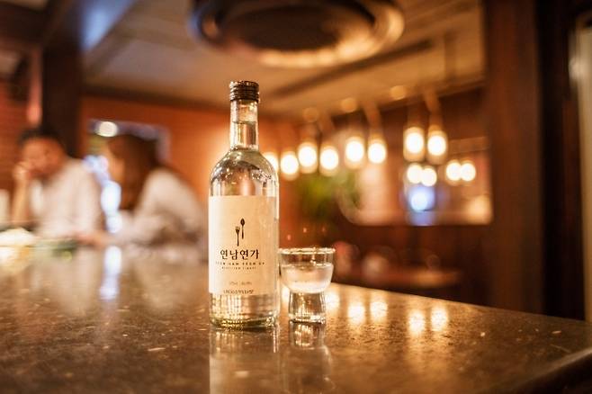 '보해소주'와 같은 375㎖ 용량 투명병이 적용된 '연남연가'© 뉴스1