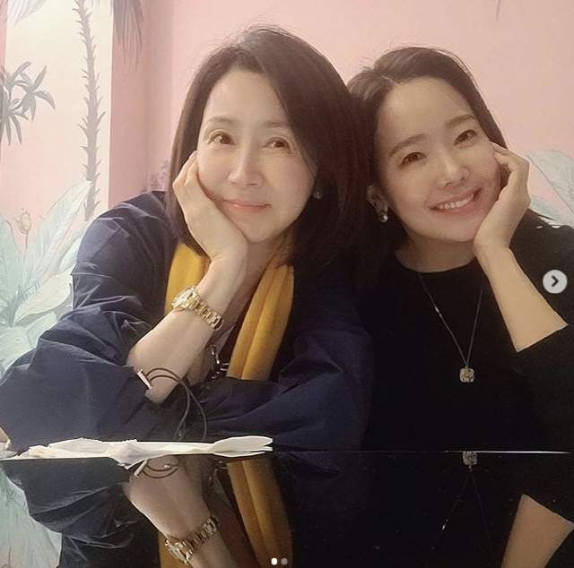 Actor Jeon In-hwa and So Yoo-jin boasted friendship beyond the age gap, which made them warm.Jeon In-hwa told his Instagram on the 14th, I always met a full of energy, Eugene, who has been really long and still beautiful and lovely Eugene.I love you. In the open photo, Jeon In-hwa and So Yoo-jin meet for a long time and take a commemorative photo with their faces.The two boast friendships that surpass the age difference and gather their eyes with elegant beauty.