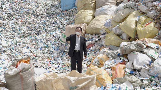 정인태 동방제지 대표가 지난 1일 경기 하남시 공장 안 종이폐기물 보관소에서 코팅종이에 대해 설명하고 있다. 수거된 코팅종이 중에는 닦지 않고 그냥 버려진 것도 있는데다, 플라스틱·유리 등 다른 재질이 섞인 경우도 많아 제지업체들이 애를 먹고 있다. 현유리PD