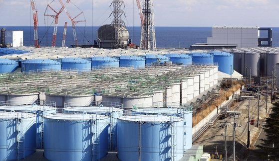 일본 정부가 후쿠시마 제1원전 부지에 보관중인 방사능 오염수를 바다에 방류하기로 13일 공식 확정했다. 사진은 오염수를 담아둔 대형 물탱크가 늘어져 있는 모습. [후쿠시마 교도=연합뉴스]