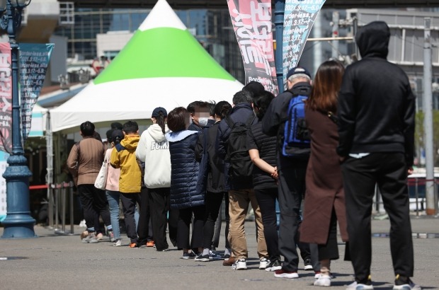 14일 오후 서울역광장에 마련된 임시선별진료소에서 시민들이 검사를 받기 위해 줄을 서고 있다. /사진=연합뉴스