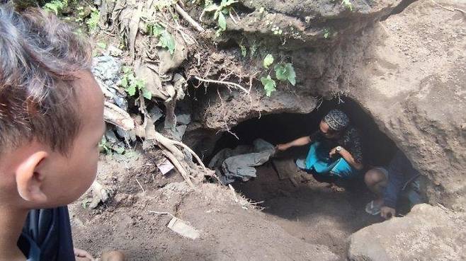 인니 동부 자바 주민, 배수로 파다 석굴무덤 발견…"뱀굴인 줄" [수르야·재판매 및 DB 금지]