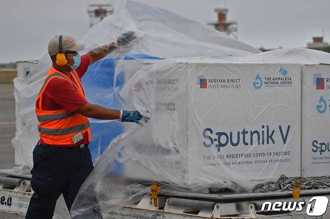베네수엘라 라과이라에 있는 시몬 볼리바르 국제 공항에서 근로자가 러시아가 개발한 코로나19 백신 스푸트니크 V를 하역하고 있다. © AFP=뉴스1 © News1 우동명 기자