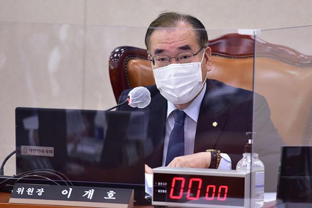 더불어민주당 이개호(사진) 의원이 15일 현역 국회의원 중 처음으로 신종 코로나바이러스 감염증(코로나19) 확진 판정을 받았다. 연합뉴스