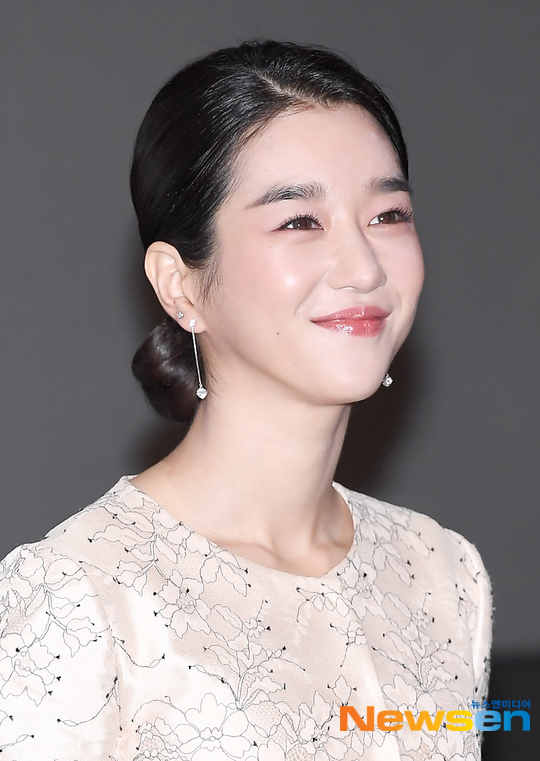 The only way that Seo Ye-ji can quell the controversy over forgery of education is now to give evidence.Actor Seo Ye-ji is controversial in past history regardless of Kim Jung-hyun.The most noteworthy part of the controversy over the staff is the forgery of education.Seo Ye-ji has said he went to college at Spain through JTBC Knowing Brother and past interviews.The Spain Comflutense vs.School he mentioned is a prestigious university called Spains Seoul National University.There have been steady claims that the Spanish skills that Seo Ye-ji showed little by little are not enough to enter the school, but until now the public has known Seo Ye-ji as a Spanish student.Seo Ye-ji said on April 13, I have been informed of the acceptance and have prepared for admission, but since then I have not been able to attend college normally as I started my activities in Korea.This explanation itself is absurd because it does not mean that it is allowed to be from the school that it received the acceptance notice.In particular, Spain Comflutense vs. School is a personal information, so it is not possible to disclose whether the examinee passed.It is not confirmed that Seo Ye-ji passed the school itself.All that remains is to give evidence that Seo Ye-ji had passed the school himself.To enter Spain, you need to get an Innocent Thingon from the Spanish Department of Education.Omolo Thingon is a recognized equivalent of a High School degree in Korea, which requires the Spanish Department of Education to apply in advance before applying.Here, you need a SAT score.If Seo Ye-ji had at least passed the Spain Comflutense vs.School, he would have gone through this process.Whether it is a school acceptance notice or at least an innocent Thingon, you must prove your own claim.Education is not of any importance to Actor.However, it is the past Seo Ye-ji who made himself up and made Image with the spec that he had attended Spain international students, especially a prestigeius university.Seo Ye-ji has been speaking Spanish since his debut sitcom Potato Star 2013QR3.He spoke a language that was not familiar to Koreans and had a unique charm. Through the arts, he took out anecdotes with four-dimensional characteristics and revealed himself about Spain life.As with many celebrities, its all a process of making the Seo Ye-ji actor look more attractive.If you did not lie to make yourself stand out, you should now show the reality of the image to the public.